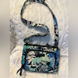 GUC VERA BRADLEY SMALL CROSSBODY W/ CARD SLOTS IN FRONT POCKET